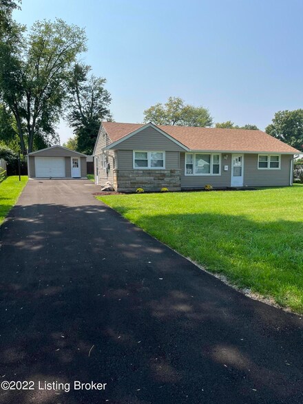 5406 Sir Barton Dr, Louisville, KY 40272
