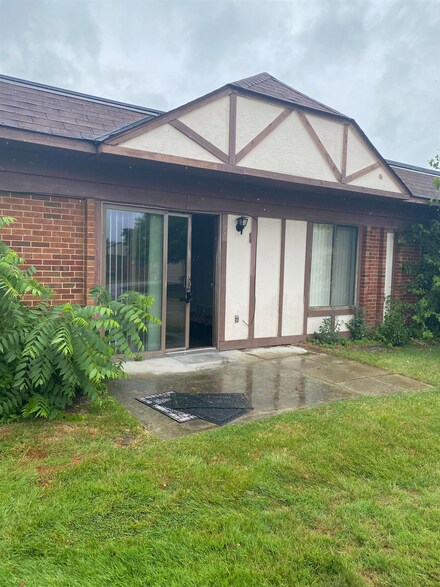 29900 S Grand Oaks Dr Unit 26, Warren, MI 48092