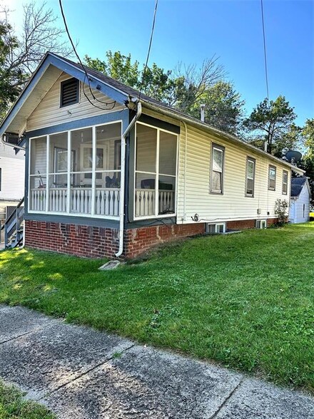3410 Pleasant St, Des Moines, IA 50312