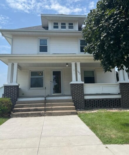 103 3rd Ave, Newhall, IA 52315