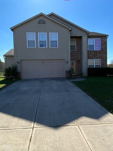4491 Driftwood Ln, Greenwood, IN 46143