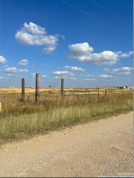 10 County Road 101, Floresville, TX 78114