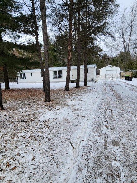 10757 Otter Dr, Saint Helen, MI 48656