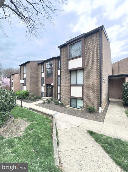 9810 Kingsbridge Dr Unit 201, Fairfax, VA 22031