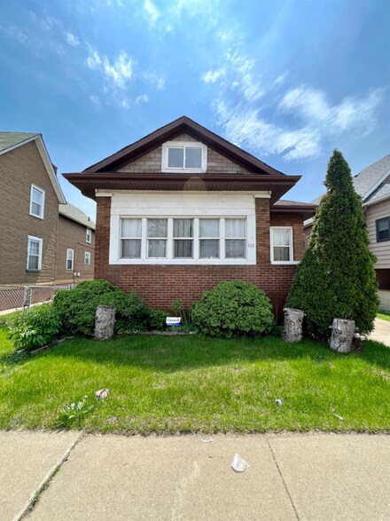 513 W Columbus Dr, East Chicago, IN 46312