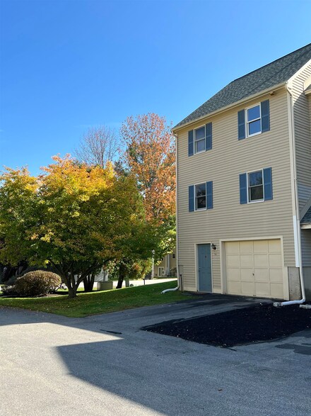 24 Fords Landing Dr, Dover, NH 03820