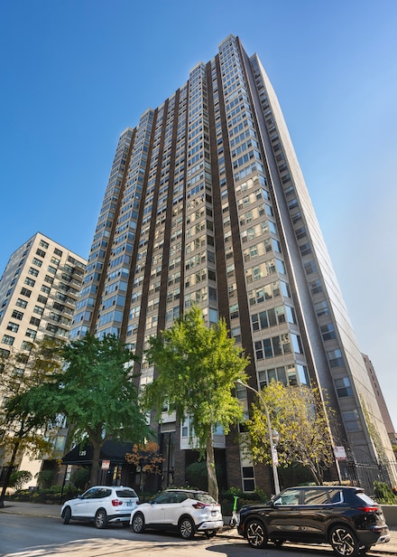 525 W Hawthorne Place Unit 1204, Chicago, IL 60657