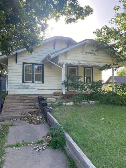 212 N Cranmer St, Conway Springs, KS 67031