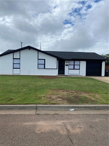 812 NW 22nd St, Moore, OK 73160