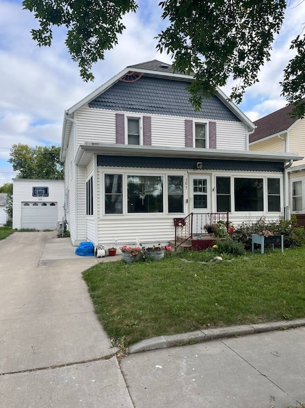 307 7th St NE, Devils Lake, ND 58301