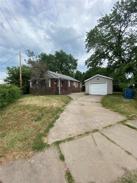 1200 E Acton Ave, Wood River, IL 62095