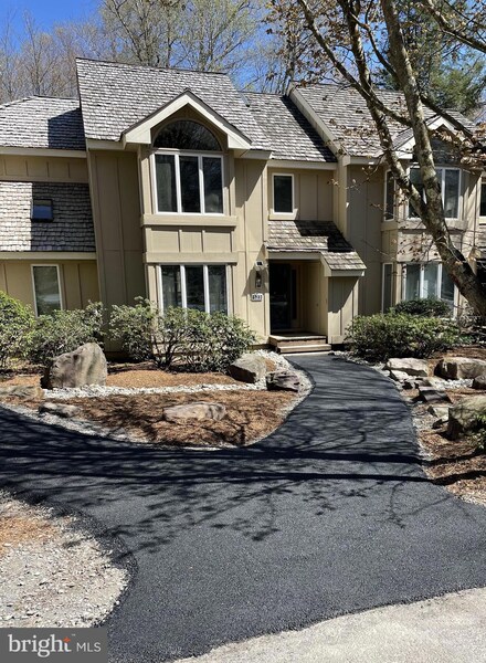 823 Crest Pines Ln, Pocono Pines, PA 18350