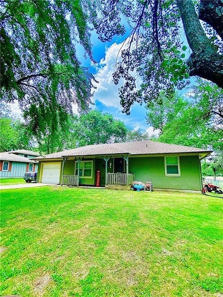 916 Edith Ave, Adrian, MO 64720