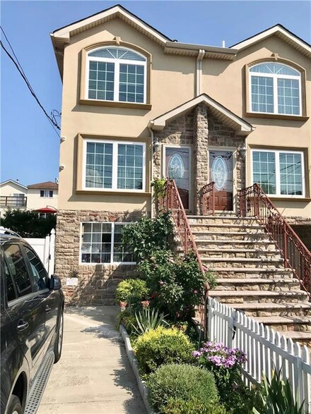 980 Olympia Blvd, Staten Island, NY 10306