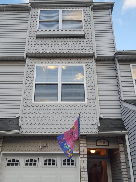 160 Lorraine Loop, Staten Island, NY 10309
