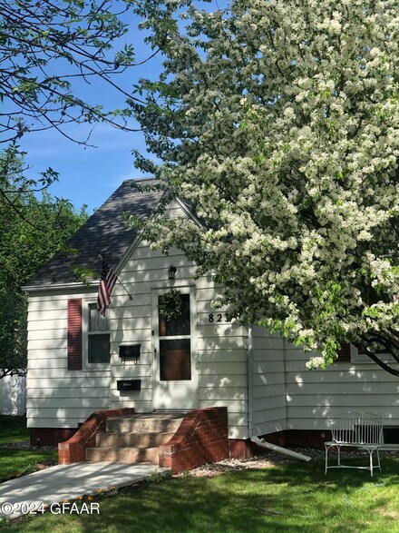 823 S 9th St, Grand Forks, ND 58201