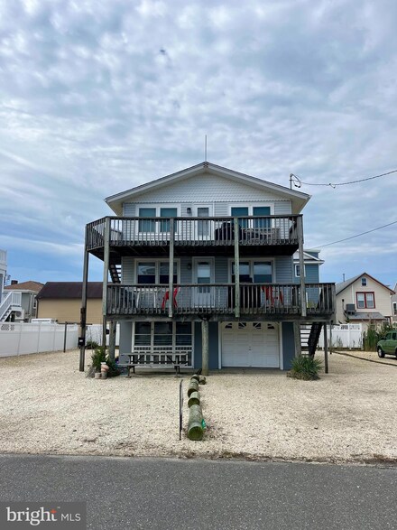 116 E 28th St, Long Beach Township, NJ 08008