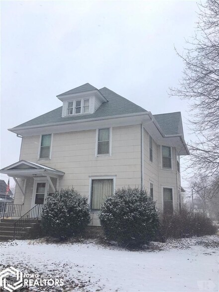 1008 East St, Grinnell, IA 50112