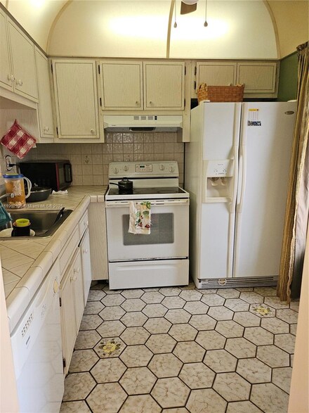 5121 W Oakland Park Blvd Unit 211, Lauderdale Lakes, FL 33313