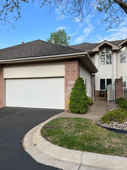 5555 W 70th St, Edina, MN 55439