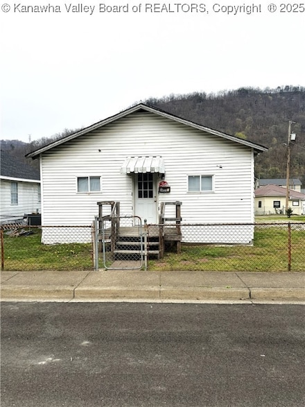 1032 3rd Ave, Montgomery, WV 25136