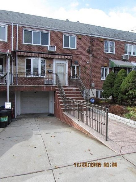 61-56 70th St, Flushing, NY 11379