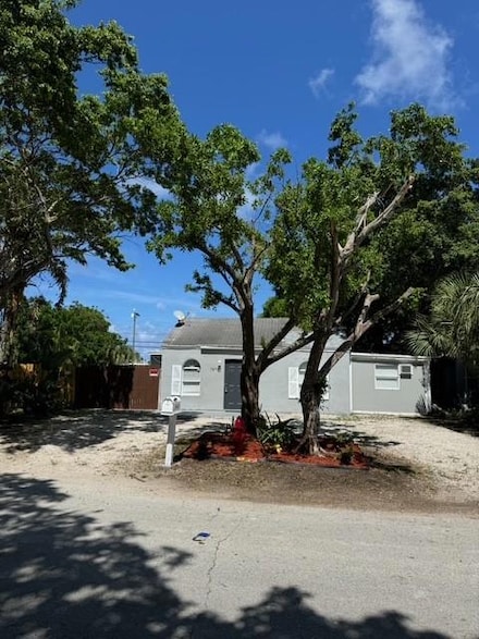 7870 Loomis St, Lantana, FL 33462