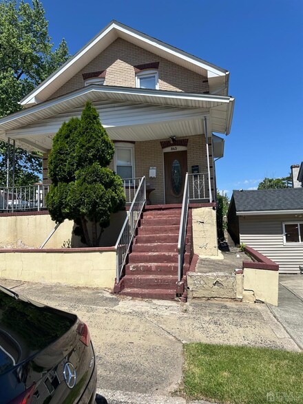 863 Pine St, Perth Amboy, NJ 08861