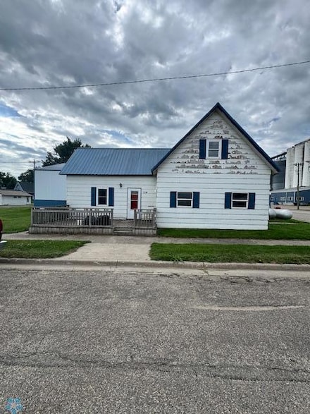 114 5th St, Finley, ND 58230