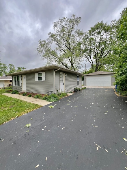 102 Caddy Ave, Carpentersville, IL 60110