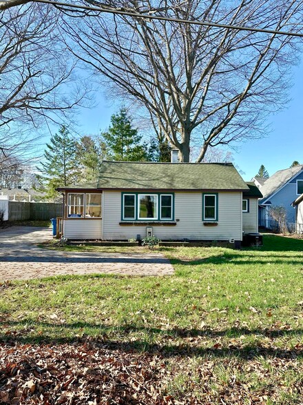 963 Lake Ave, Ludington, MI 49431