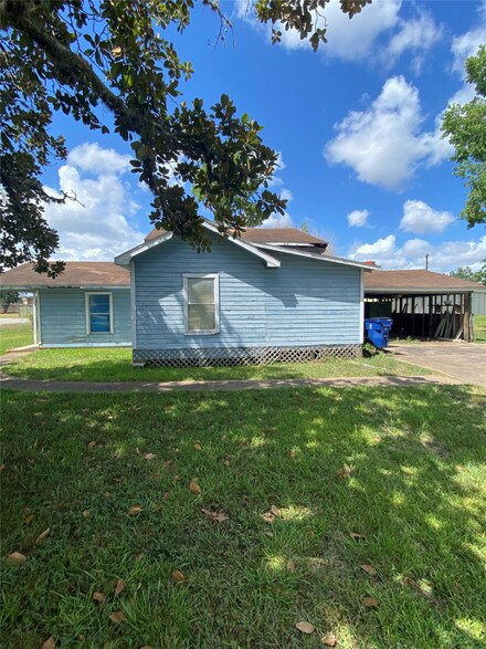 301 S Market St, Brazoria, TX 77422