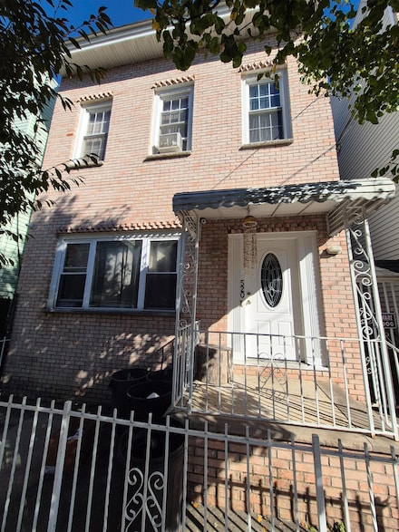 520 42nd St, Union City, NJ 07087