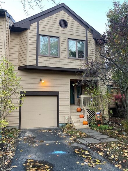 19 Nursery Ln, Syracuse, NY 13210