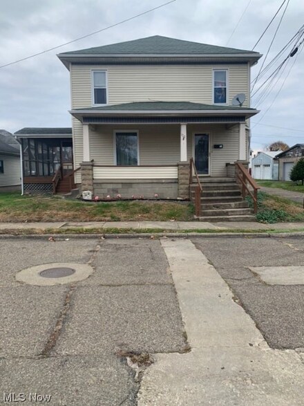 928 Adams St, Coshocton, OH 43812