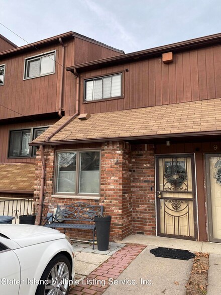 961 W Fingerboard Rd, Staten Island, NY 10304