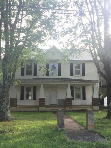 1260 Grit Rd, Hurt, VA 24563