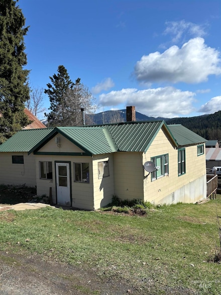 207 S 2nd St, Elk River, ID 83827