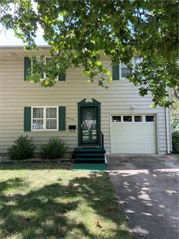 8308 Hemlock St, Overland Park, KS 66212
