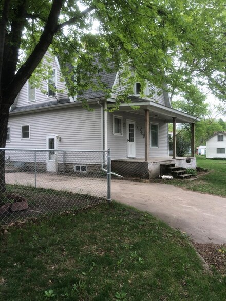 408 Day St N, Raymond, MN 56282