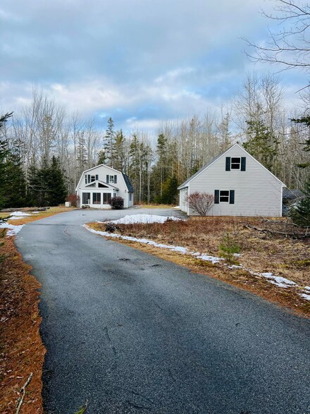 699 Sedgwick Ridge Rd, Sedgwick, ME 04676