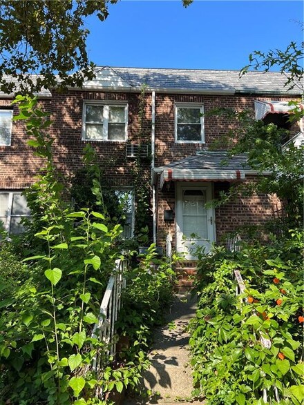 6077 71st St, Maspeth, NY 11378