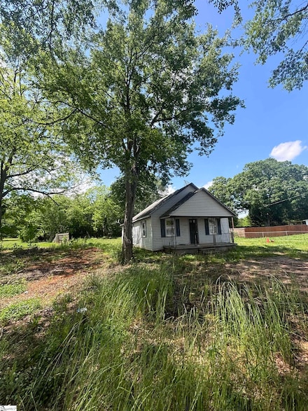 3 Holiday St, Pelzer, SC 29669