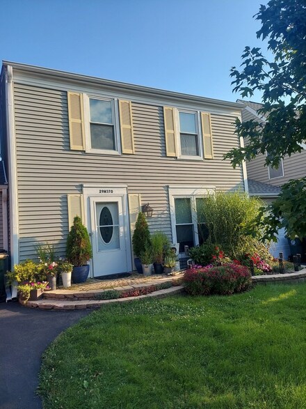 29W370 Crabtree Ln, Warrenville, IL 60555