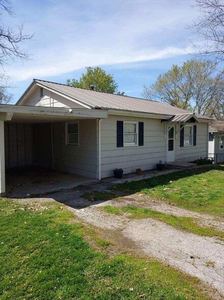 103 N Staeger Ave, Ash Grove, MO 65604