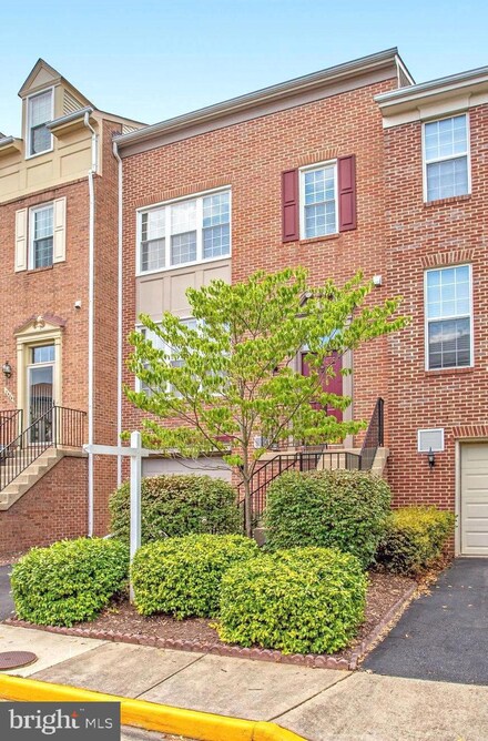 7402 Roudsby Ct, Alexandria, VA 22315