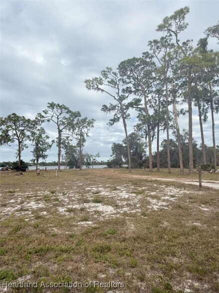 4060 Camp Shore Dr, Sebring, FL 33875