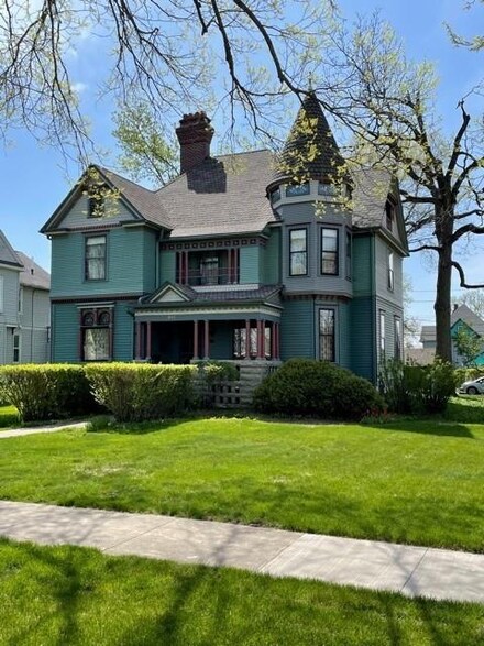 833 East St, Grinnell, IA 50112