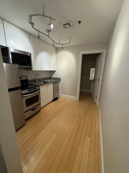 188 Cabot St Unit 206, Beverly, MA 01915