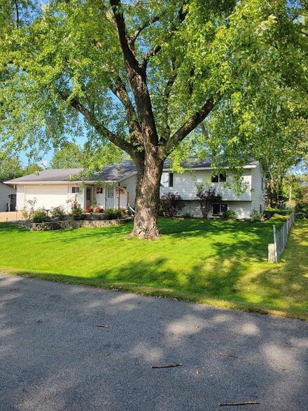 2015 Marathon St, Marshfield, WI 54449